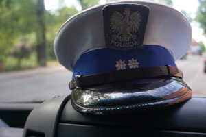 Policyjna czapka.