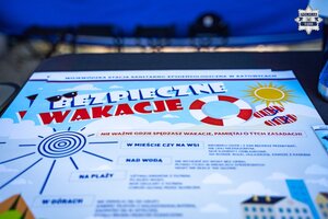 Na zdjęciu policyjna łódka i plakat, bojka.