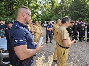 Na zdjęciu policjanci oraz strażacy.