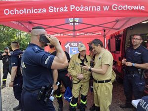 Na zdjęciu trwa odprawa do działań poszukiwawczych.