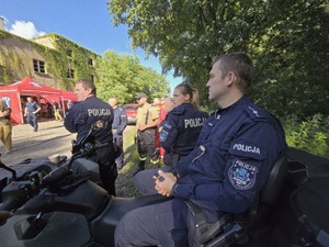 Ba zdjęciu umundurowani policjanci.