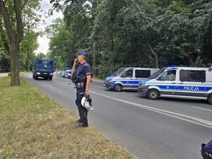 Na zdjęciu policjanci przed stadionem w Rybniku. Trwa zabezpieczenie meczu podwyższonego ryzyka.