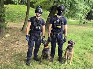 Na zdjęciu policjanci przed stadionem w Rybniku. Trwa zabezpieczenie meczu podwyższonego ryzyka.