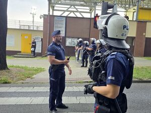 Na zdjęciu policjanci przed stadionem w Rybniku. Trwa zabezpieczenie meczu podwyższonego ryzyka.