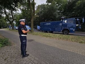 Na zdjeciu umundurowani policjanci podczas zabezpieczenia meczu w Rybniku.