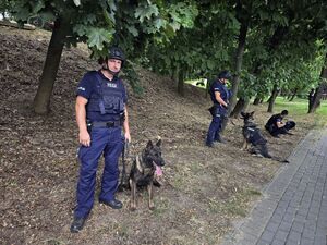 Na zdjeciu umundurowani policjanci podczas zabezpieczenia meczu w Rybniku.