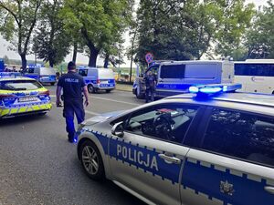 Na zdjeciu umundurowani policjanci podczas zabezpieczenia meczu w Rybniku.