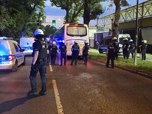 Na zdjęciu policjanci podczas trwającego meczu w Rybniku.