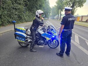 Na zdjęciu policjanci podczas trwającego meczu w Rybniku.