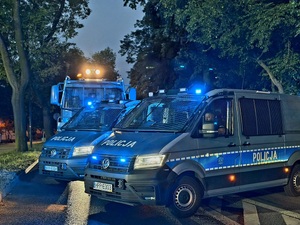 Na zdjęciu radiowozy służbowe. Oznakowane.