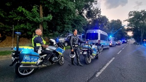 Na zdjęciu policjanci na motocyklach słuzbowych.