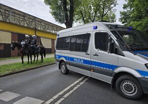 Na zdjęciu radiowóz i policjanci na koniach.