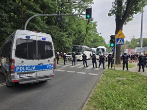 Na zdjęciu policjanci podczas zabezpieczenia meczu.