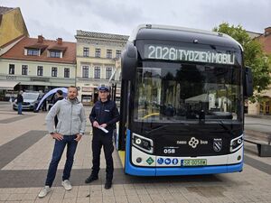 Na zdjęciu autobus komunikacji miejskiej i policjant oraz oficer rowerowy.