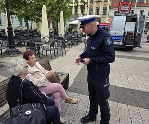 Na zdjęciu policjant rozdający odblaski.