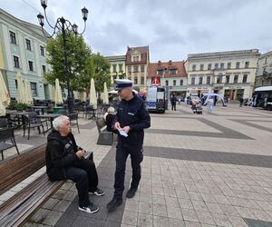 Na zdjęciu policjant rozdaje odblaski podczas akcji.