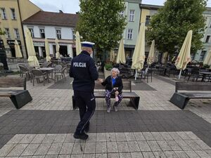 Na zdjęciu policjant rozdaje odblaski podczas akcji.