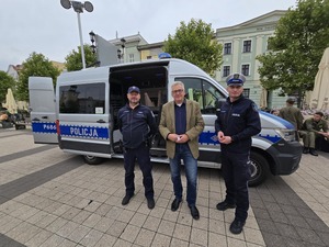 Na zdjęciu policjant oraz dyrektor szkoły.