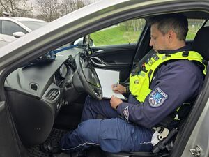 Na zdjęciu policjant ruchu drogowego.