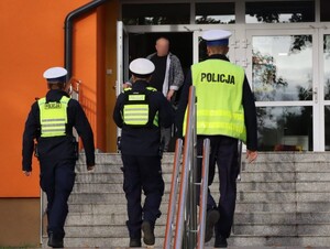 Policjanci na terenie szkoły.