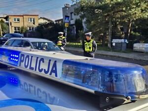 Policjanci na terenie szkoły.