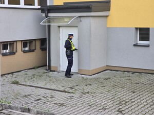 Policjanci na terenie szkoły.