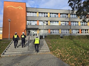 Policjanci na terenie szkoły.