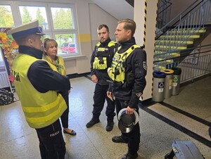 Policjanci na terenie szkoły.