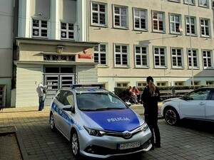 Policjanci na terenie szkoły.