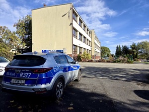 Policjanci na terenie szkoły.
