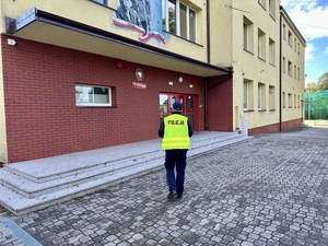 Policjanci na terenie szkoły.