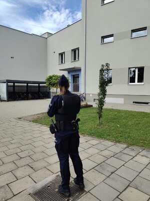 Na zdjęciu policjantka, która kontroluje rejon szkół.