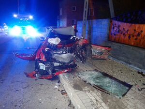 Na zdjęciu uszkodzony samochód osobowy. Miejsce wypadku drogowego w Pstrążnej.