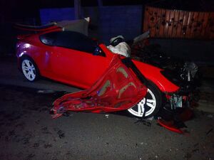 Na zdjęciu miejsce wypadku drogowego w Pstrążnej na ulicy Morcinka. Uszkodzony samochód osobowy.