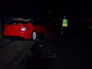 Na zdjęciu policjant oraz samochód osobowy.