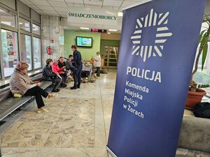 Na zdjęciu policjanci prowadzący działania profilaktyczne.