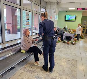 Na zdjęciu prowadzone są działania profilaktyczne przez policjantów w ZUS.