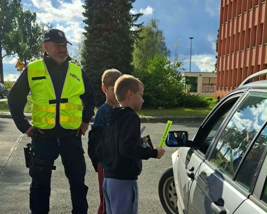 Policja i młodzież w Czerwionce-Leszczynach przeprowadzają akcję „W drodze