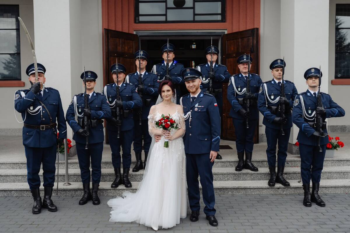 Policyjna asysta honorowa na ślubie policjanta z Rybnika